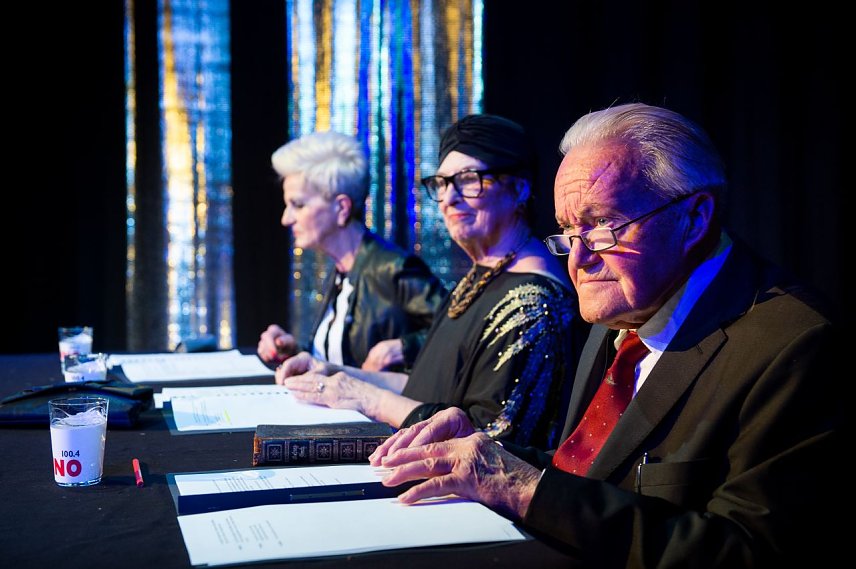 Bild: v. li. Margot Arendt (Friederike von Mecke, die lauteste Stimme der Jury), Renate Meinert (Kammerschauspielerin Dietlinde von Bellen), Wolfgang Hartmann (Prof. Dr. Dr. humoris causa Wolf Goecke, Literaturwissenschaftler)