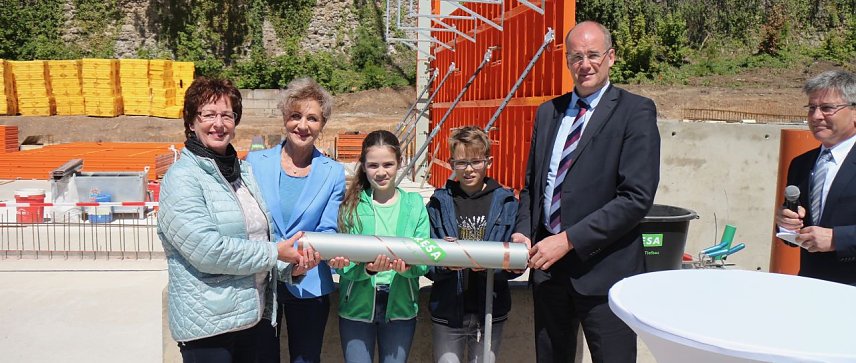 Bild: Grundstein f&uuml;r die Zukunft gelegt - am Humboldt-Gymnasium wurde heute ein weiteres Kapitel der Schulgeschichte auf den Weg gebracht