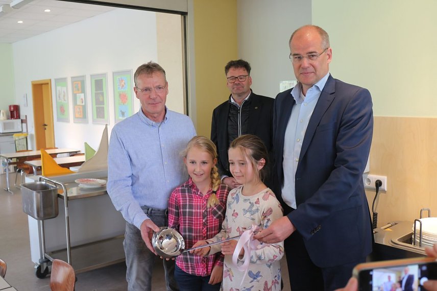 Bild: v.l.: Schuldirektor Diethard Gro&szlig;, Bleicherodes B&uuml;rgermeister Frank Rostek, Landrat Matthias Jendricke und die Sch&uuml;lerinnen Emma und Leila