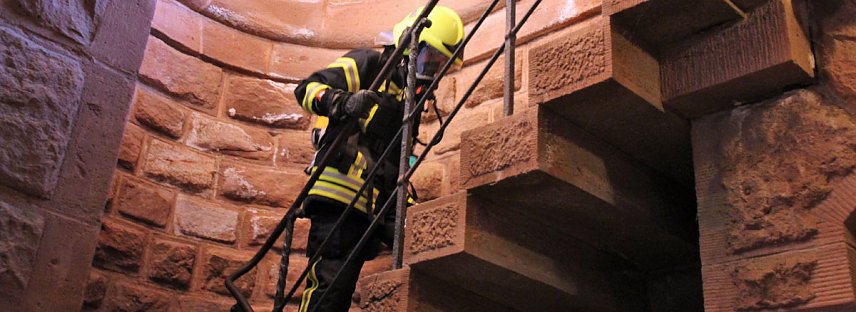 Bild: Feuerwehrleute st&uuml;rmen Kyffh&auml;userdenkmal