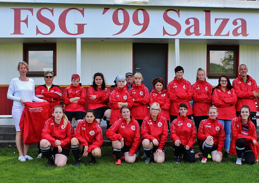 Bild: Die Damen der Frauenmannschaft des FSG Salza freut sich &uuml;ber neue Regenjacken