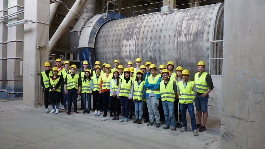 Bild: 26 Studierende des Studiengangs Umwelt- und Recyclingtechnik besuchten im Rahmen einer 3-t&auml;gigen Exkursion verschiedene Unternehmen