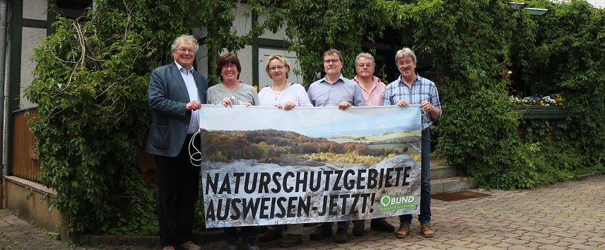 Bild: Der BUND will f&uuml;r den Bromberg k&auml;mpfen - v.l.:Prof. Hubert Weiger, Dagmar Becker, Heidi Schell, J&ouml;rg Nitsch, Rainer Peix, Klaus Brunsmeier