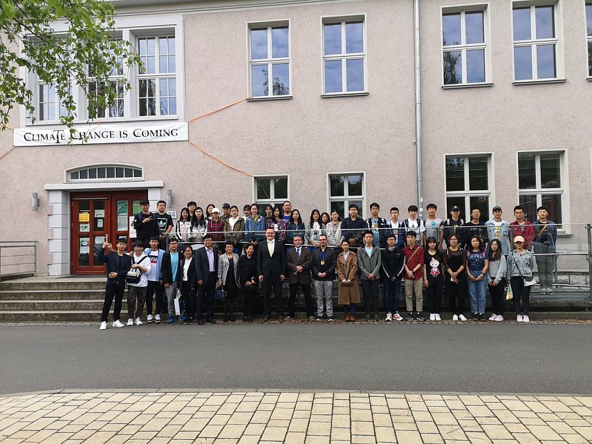 Bild: Chinesische Studentinnen und Studenten zu Besuch an der HSN