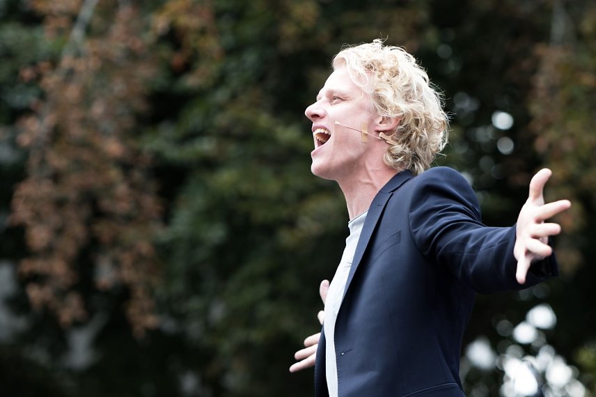 Bild: Tobias Bieri (hier auf dem Theaterfest) singt beim Rolandsfest aus dem Musical Jesus Christ Superstar