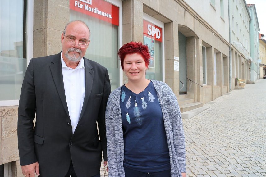 Bild: Orts- und Kreisvorsitz wollen an einem Strang ziehen: Georg M&uuml;ller und Anika Gruner