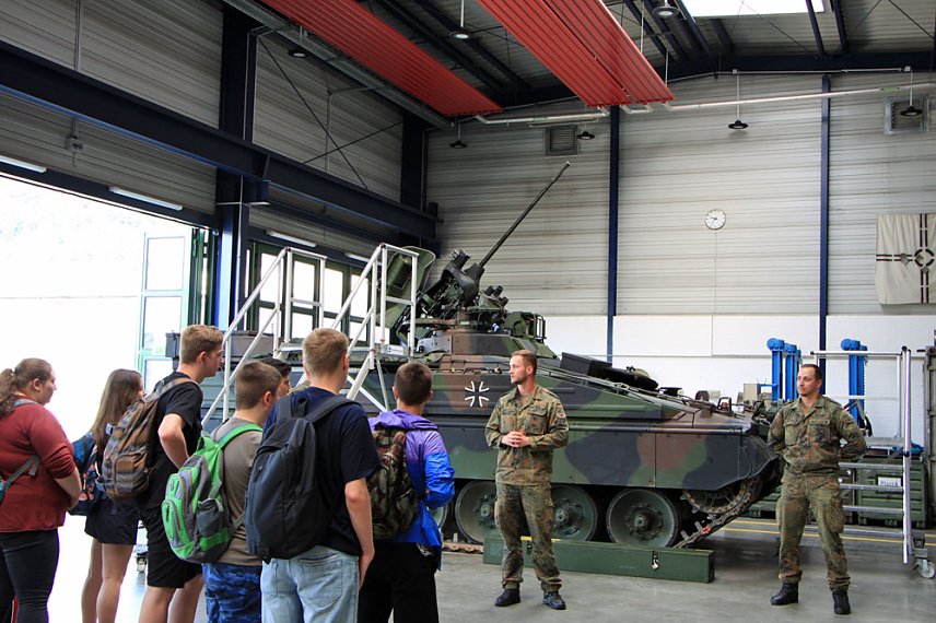Bild: M&ouml;gliche Berufe bei der Bundeswehr vorgestellt