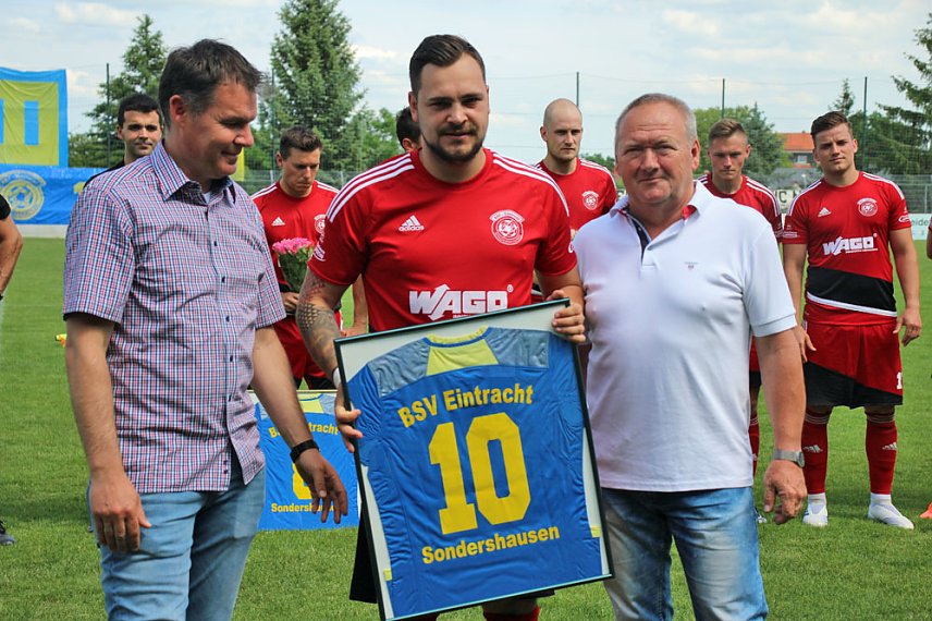 Bild: Spieler und Schiedsrichter verabschiedet