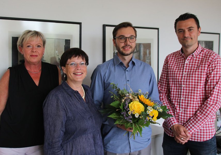 Bild: von links: Bettina Broszat, Vorsitzende des Personalrats, Hildegard Seidel, Leiterin der Stadtbibliothek, Vincent Eisfeld, Mitarbeiter der Stadtbibliothek, Martin Kohlhase, Sachgebietsleiter Persona