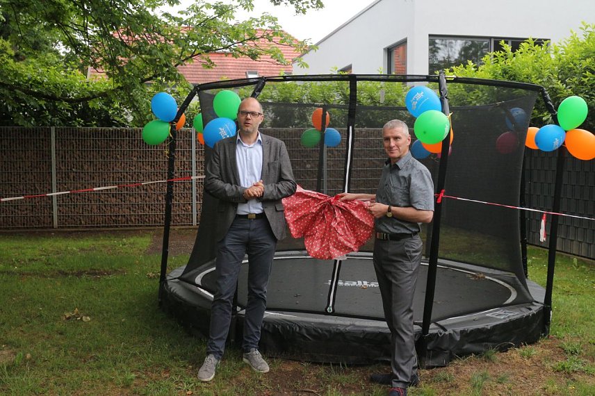 Bild: Heiko Porada spendete im Namen der Allianz-Versicherung ein neues Trampolin f&uuml;r das Familienzentrum