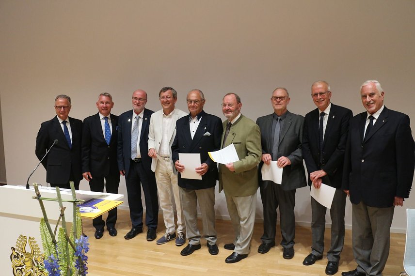 Bild: Geehrt f&uuml;r 25 Jahre Lions-Engagement: (v.r.) Friedrich Kray, Jochen Einenckel, Reiner Kirsch, Manfred Schr&ouml;ter, Bernhard Sourell und Alfred St&ouml;ber und Kurt Schrot (links)