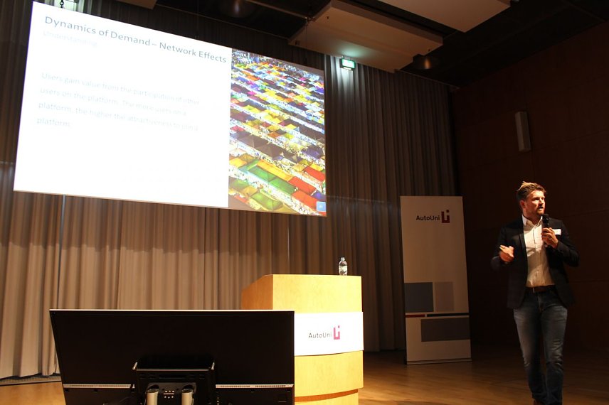 Bild: Prof. Dr. Lutz G&ouml;cke von der Hochschule Nordhausen beim Business Innovation Summit