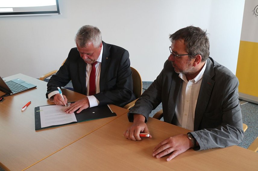 Bild: Energiegenossenschaften wollen in Windkraft einsteigen - Olaf Salomon und Heringens B&uuml;rgermeister Maik Schr&ouml;ter bei der Unterzeichnung der Vertr&auml;ge