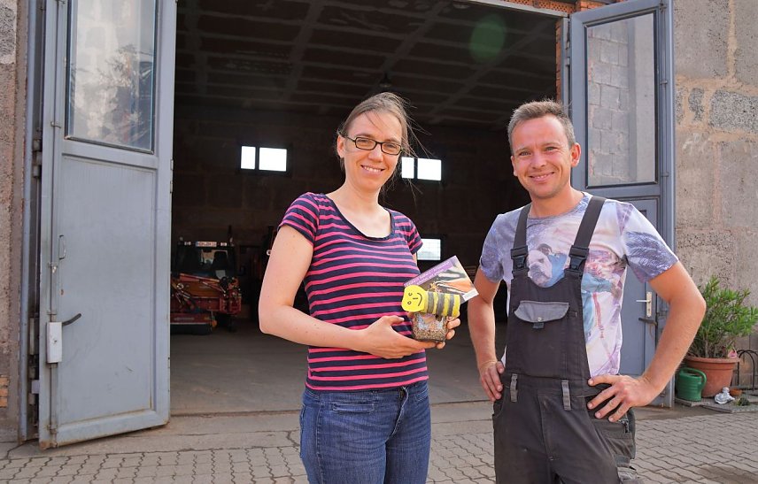 Bild: Kathleen Prinz &uuml;berbrachte Bauhof-Leiter Maurice Schiemenz Saatgut f&uuml;r Bl&uuml;hwiesen
