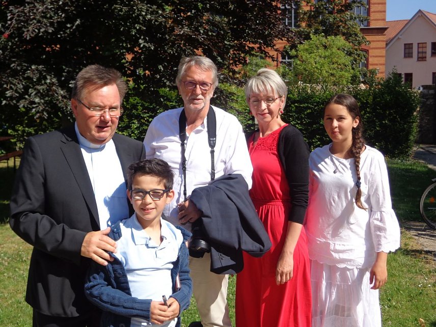 Bild: Richard Hentrich (links) war 15 Jahre lang Pfarrer am Dom zum heiligen Kreuz