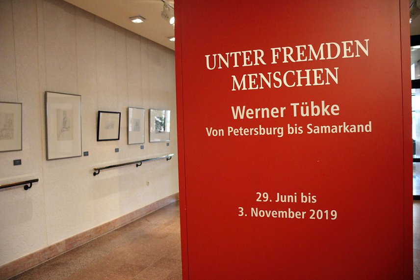 Bild: Unter fremden Menschen unterwegs