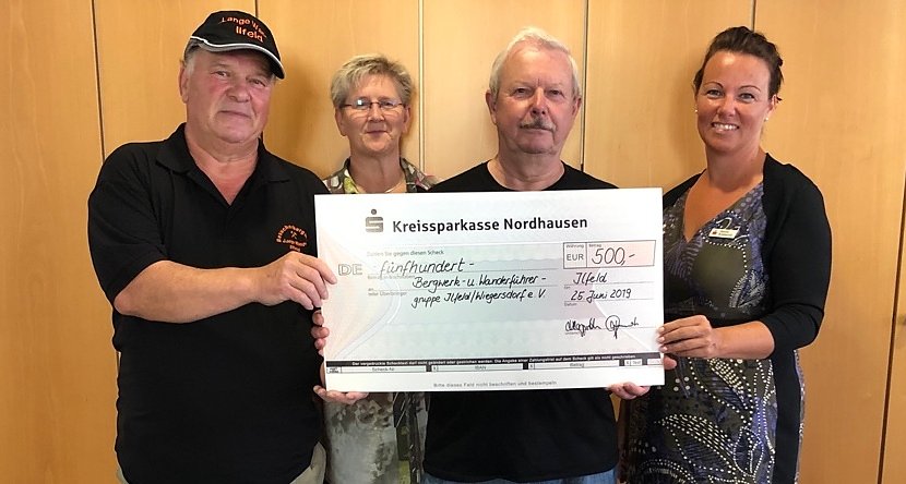Bild:  In der Ilfelder Sparkassenfiliale nahmen die Vereinsmitglieder Andreas Schubert und Lothar Hillmann den Scheck in H&ouml;he von 500 Euro, stellvertretend f&uuml;r den Verein, dankend entgegen