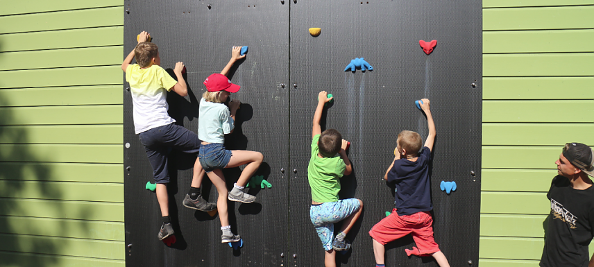 Bild: Zur Feier des Tages wurde am F&ouml;rderzentrum Pestalozzi heute die neue Kletterwand er&ouml;ffnet