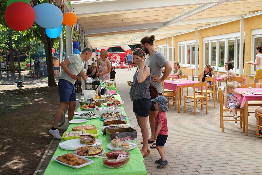 Bild: P&uuml;nktlich zum Jubil&auml;um konnte sich das Montessori-Kinderhaus &uuml;ber eine neues Vordach freuen