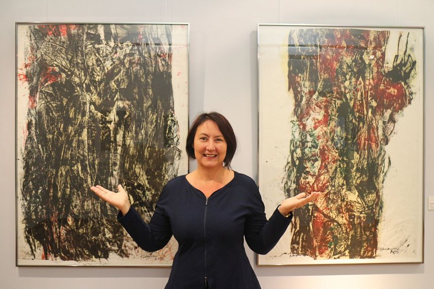 Bild: Kunsthausleiterin Susanne Hinsching vor zwei Werken von Heinz Scharr
