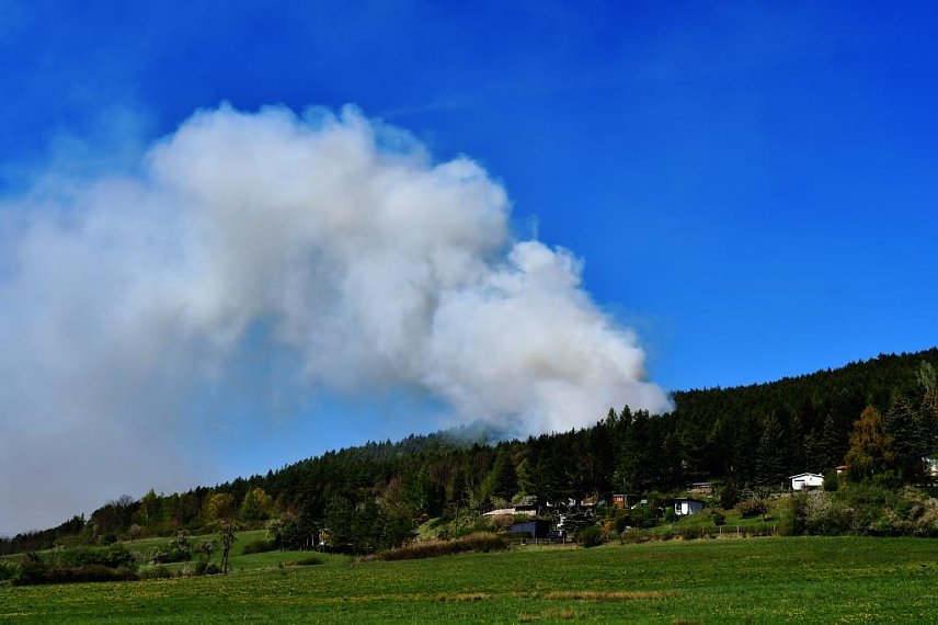 Bild: Der Waldbrand Ende April 2019 bei Plaue (Forstamt Erfurt-Willrode) hat hunderte Feuerwehrleute bei der Brandbek&auml;mpfung f&uuml;r Tage gebunden und F&ouml;rster und Waldbesitzer in Atem gehalten