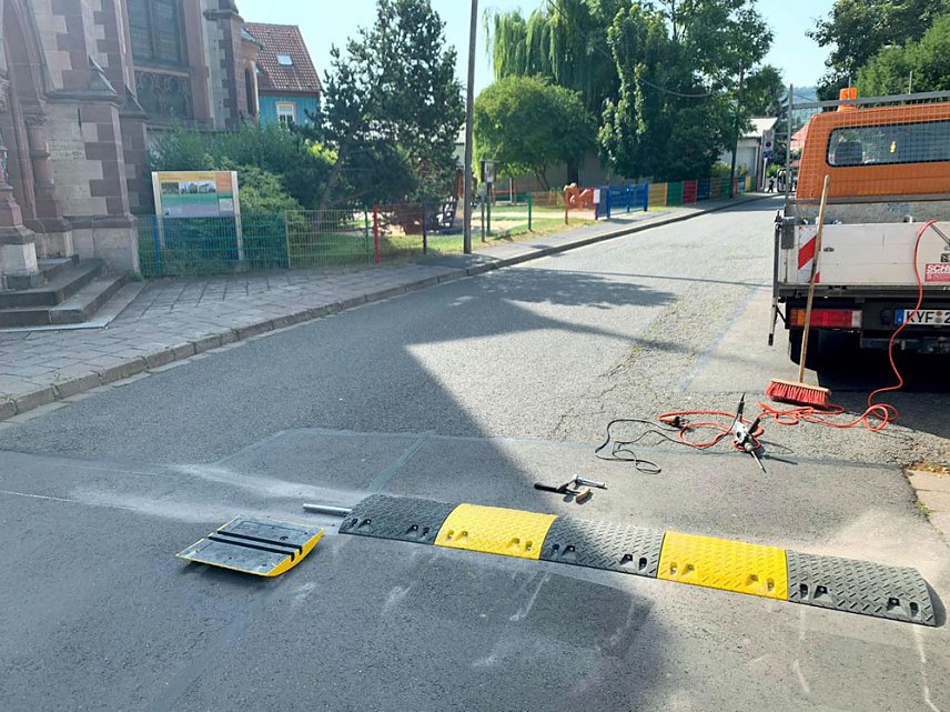 Bild: Fahrbahnschwellen werden eingebaut