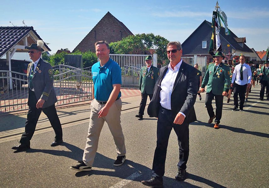 Bild: Sch&uuml;tzenumzug 