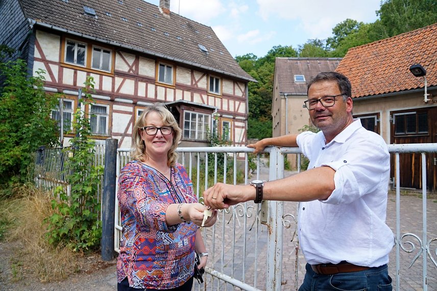 Bild: SWG-Gesch&auml;ftsf&uuml;hrerin Inge Klaan erh&auml;lt von Verbandsvorsitzendem Frank Rostek symbolisch die Schl&uuml;ssel f&uuml;r das Wasserverbandsgel&auml;nde in der Nordh&auml;user Altstadt.
