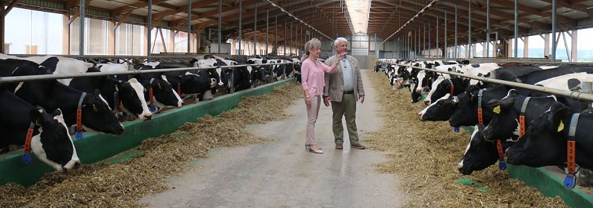 Bild: Landwirtschaftsministerin Birgit Keller und Landwirt Uwe Merx im neuen Stall in Wipperdorf