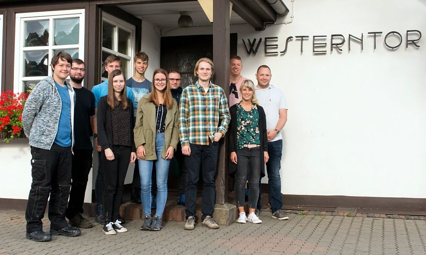 Bild: Start ins Berufsleben bei den Harzer Schmalspurbahnen (v.l.n.r.): Arwed Danner, Maurice Gro&szlig;e, Pascal B&ouml;hnke, Janine Ochs, Niklas Bories, Fabienne Lindner, Axel Leinweber, Christoph K&uuml;ster-Runge (stellvertretender HSB-Abteilungsleiter Fahrzeugtechnik), Norman Wolf (HSB-Lehrausbilder), Anne Walther (HSB-Personalreferentin) und Norman Just (Referent des HSB-Eisenbahnbetriebsleiters)