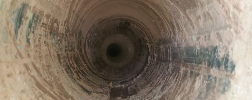 Bild: Bohrloch im Ausgrabungsgebiet bei Salza