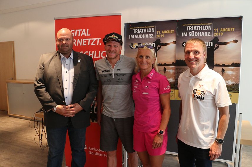 Bild: v.l.: Wacker-Chef Nico Kleofas, Per Bittner, Yvonne van Flern und Triathlon-Organisator Ulrich Konschak