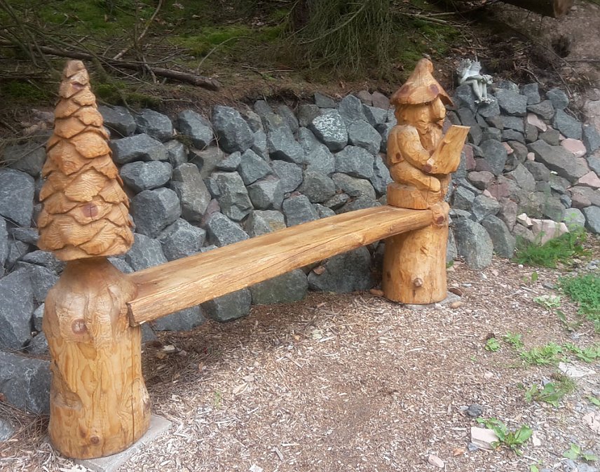 Bild: B&auml;nke am Wanderweg