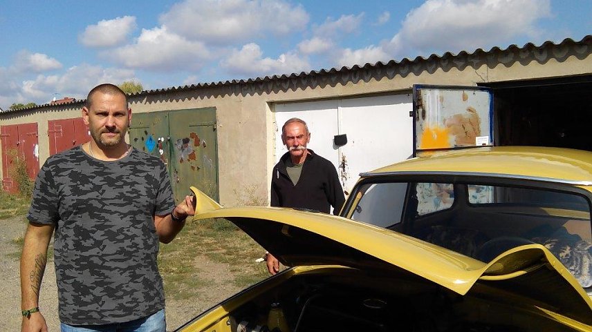 Bild: Hans Vogler und Sohn Marko vor Trabi H&ouml;rbi, den einst Frau und Mutter jahrelang fuhr.