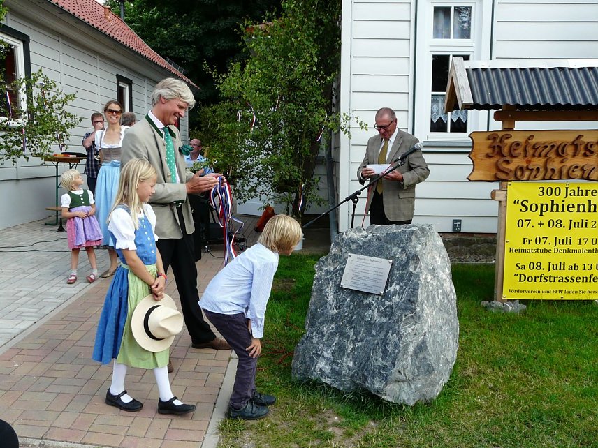 Bild: Familie F&uuml;rst Stolberg/Wernigerode anl. ihres Besuches zur 300 Jahrfeier der Namensgebung "Sophienhof" ebenfalls bei der Heimatstube und der Unterkunft der FFW-L&ouml;schgruppe Sophienhof als "Gastgeber"