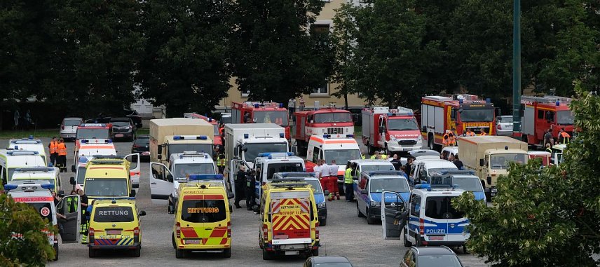 Bild: Rettungskr&auml;fte auf dem Bebelplatz