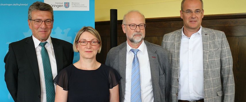 Bild: v.l.: Justizminister Dieter Lauinger, die neue Direktorin des Sozialgerichts, Jante Hankel, ihr Vorg&auml;nger J&uuml;rgen Fuchs und Landrat Matthias Jendricke