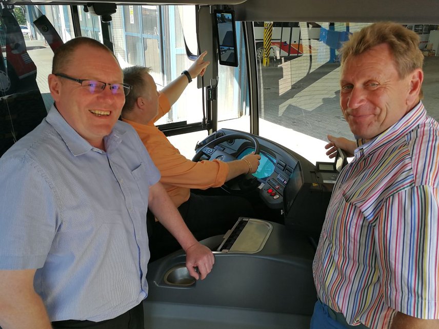 Bild: Thorsten Schwarz, Gesch&auml;ftsf&uuml;hrer der Verkehrsbetriebe Nordhausen GmbH (links) und Dietmar Z&auml;nker, Bereichsleiter Cars, Trucks & Training bei der Berufsbildungszentrum Nordhausen gGmbH (rechts) &uuml;berzeugten sich pers&ouml;nlich von der Funktion des Mirror-Eye-Systems