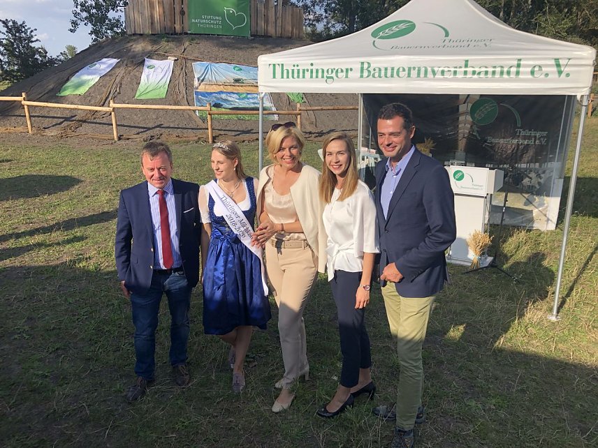 Bild: Die Landtagskandidatin Carolin Gerbothe mit Frau Bundesministerin Julia Kl&ouml;ckner (Mitte), CDU-Chef Mike Mohring (rechts), dem Pr&auml;sidenten des Th&uuml;ringer Bauernverbands Dr. Klaus Wagner (links) und der aktuellen Th&uuml;ringer Milchk&ouml;nigin Luise Unger. 