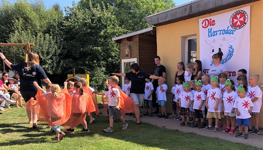 Bild: Die Kita Herreden ist seit 1994 in Tr&auml;gerschaft der Johanniter-Unfall-Hilfe Mit einem bunten Fest hat die Kindertagesst&auml;tte in Herreden am Freitag (23.8.) die 25j&auml;hrige Tr&auml;gerschaft durch die Johanniter-Unfall-Hilfe gefeiert