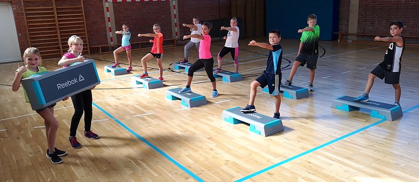 Bild: Auf 27 Steppbrettern k&ouml;nnen sich jetzt die Kinder der Ilfelder Grundschule austoben