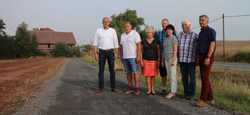 Bild: Zw&ouml;lf Monate planen, zwei Wochen bauen - bei Kleinwechsungen wurden 550 Meter neuer Radweg freigegeben
