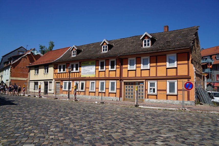 Bild: Das ist Nordhausens &auml;ltestes bekanntes Reihenhaus vor den Sanierungsarbeiten. Zuletzt lebten hier noch zwei Familien. Von den einstigen vier Reihenh&auml;usern war nichts mehr zu erkennen. Das Foto stammt aus dem Jahr 2018. 