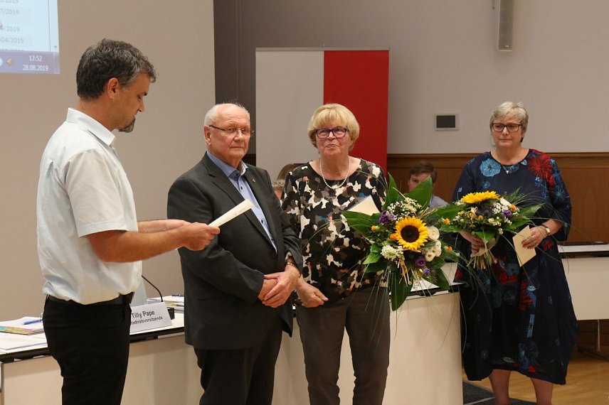 Bild: Manfred K&ouml;nig und Karin Busch wurden vom Stadtrat f&uuml;r ihr jahrelanges Engagement geehrt