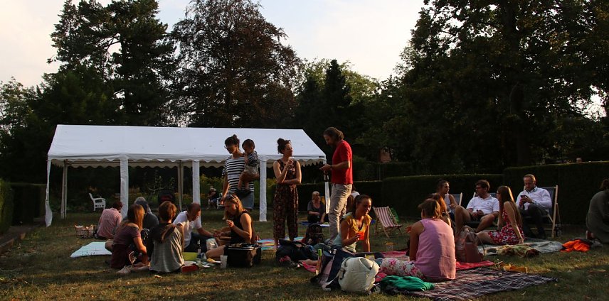 Bild: Sommerpicknick im Meyenburg-Park