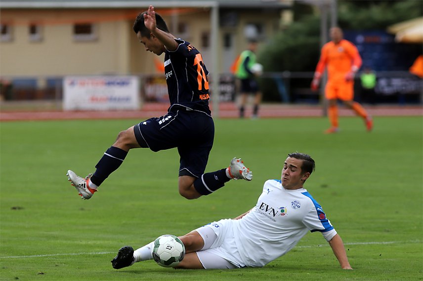 Bild: Lennart Liese tackelt, Christopher Misaki hebt ab