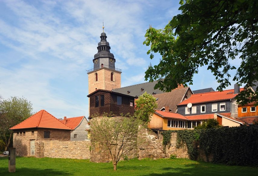 Bild: Hinter der Stadtmauer