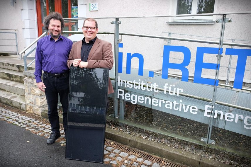 Bild: Der frischgebackene Doktor Sebastian Voswinckel (rechts) und Prof. Dr.-Ing. Viktor Wesselak>