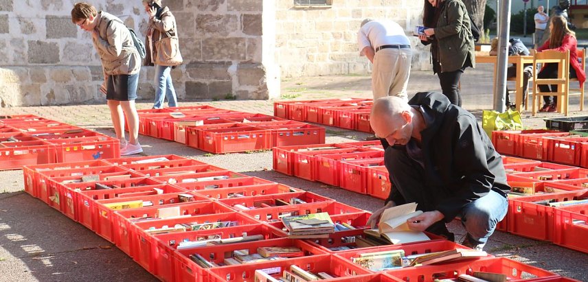 Bild: Gro&szlig;er B&uuml;cher-Rettungs-Flohmarkt auf dem Blasiikirchplatz