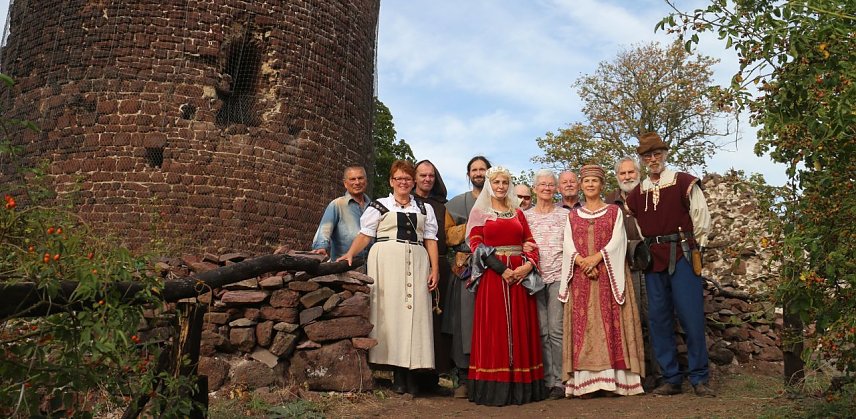 Bild: Die Mitgleider des Vereins f&uuml;r lebendiges Mittelalter auf der Ebersburg